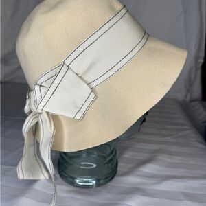 Vintage 1940s or 1950s Chelton Cream wool felt Women's Hat with Bow